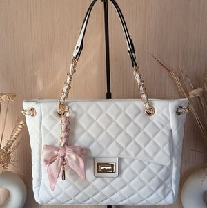 White Quilted Vegan Leather Shirley Bag With Bow Charm